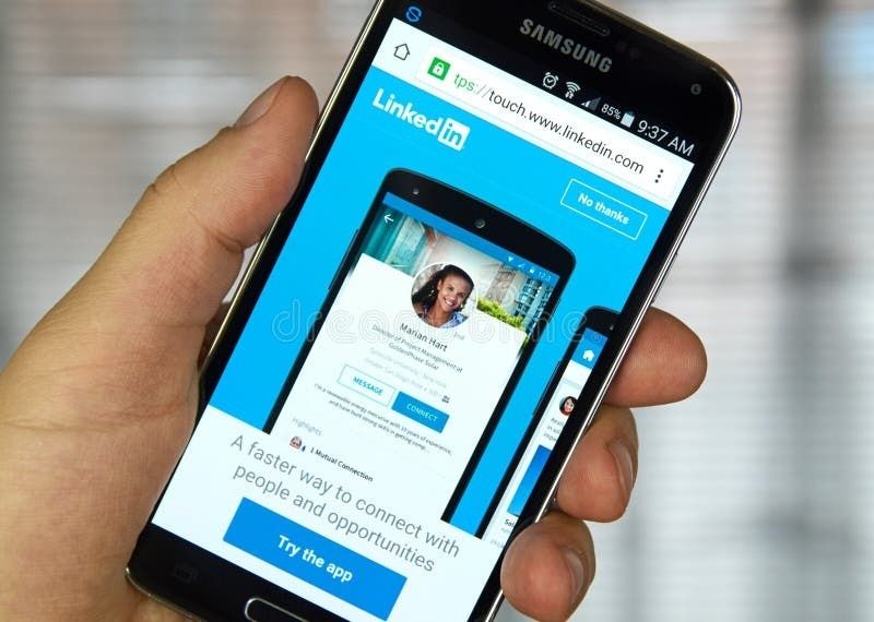 Hand håller en Samsung-telefon med LinkedIn-profil på skärmen